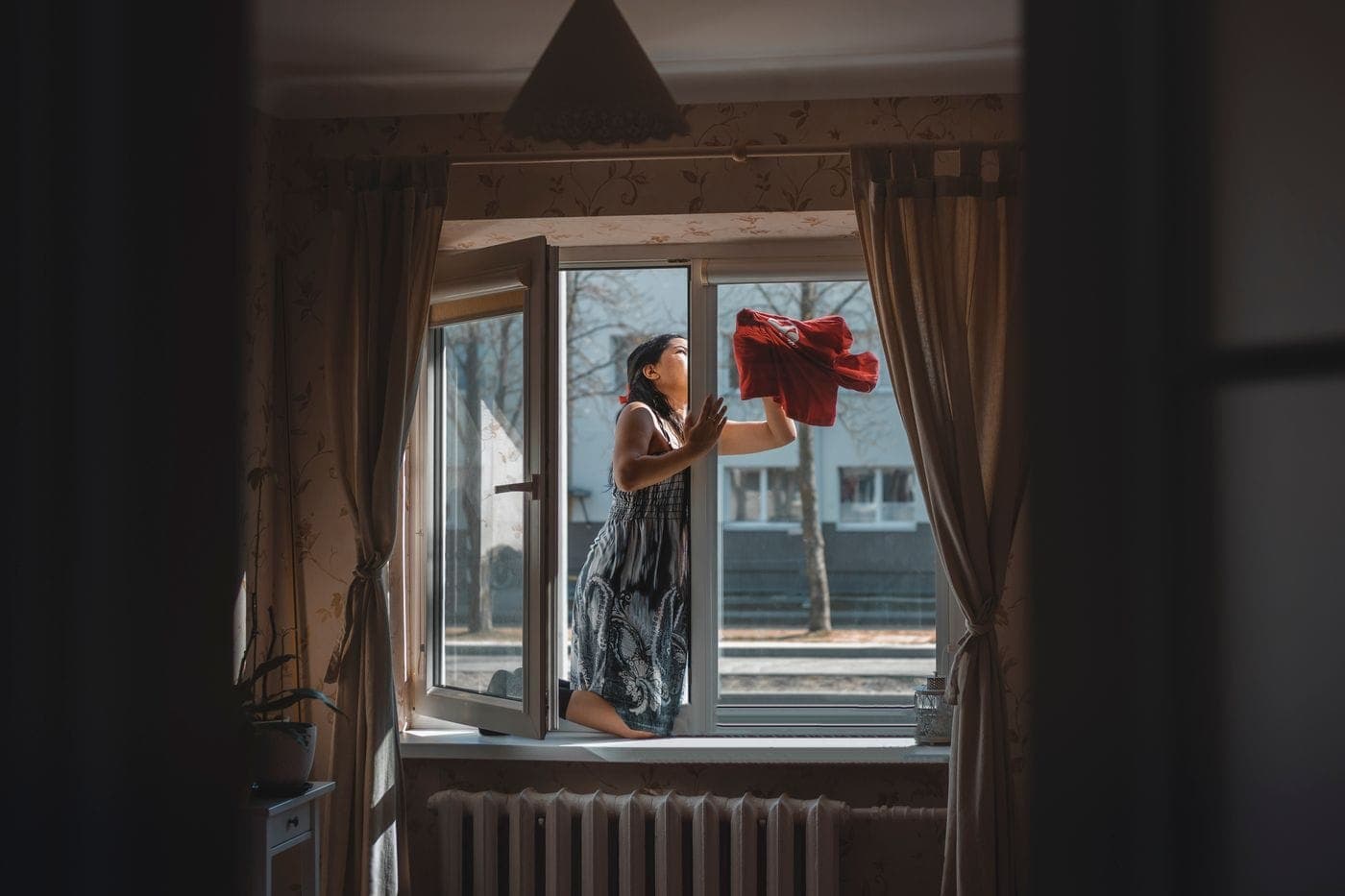 Fenster wird in einer hellen Altbauwohnung geputzt